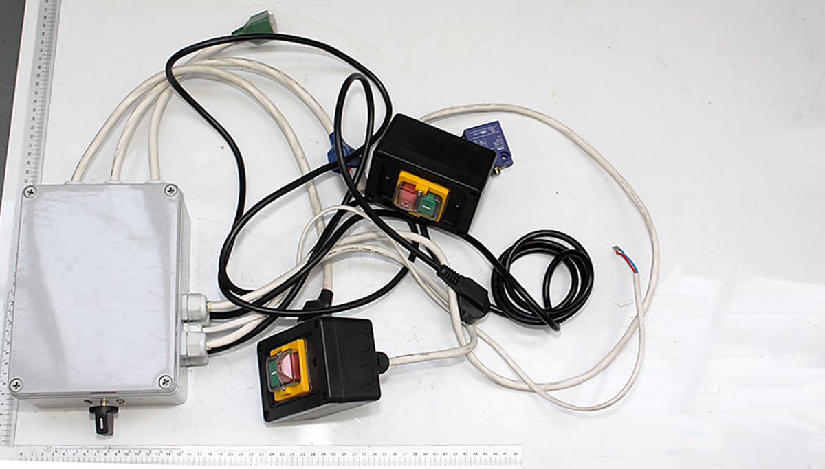 Scheppach-SSK-220V-Assemblage: Steuerbox mit Schaltknöpfen und Kabelverbindungen