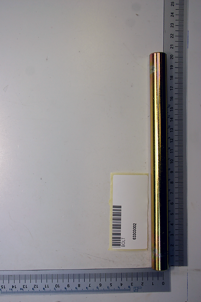 Ein Spannbolzen mit der Artikelnummer 63303002, gezeigt von der Seite neben einem Maßstab.