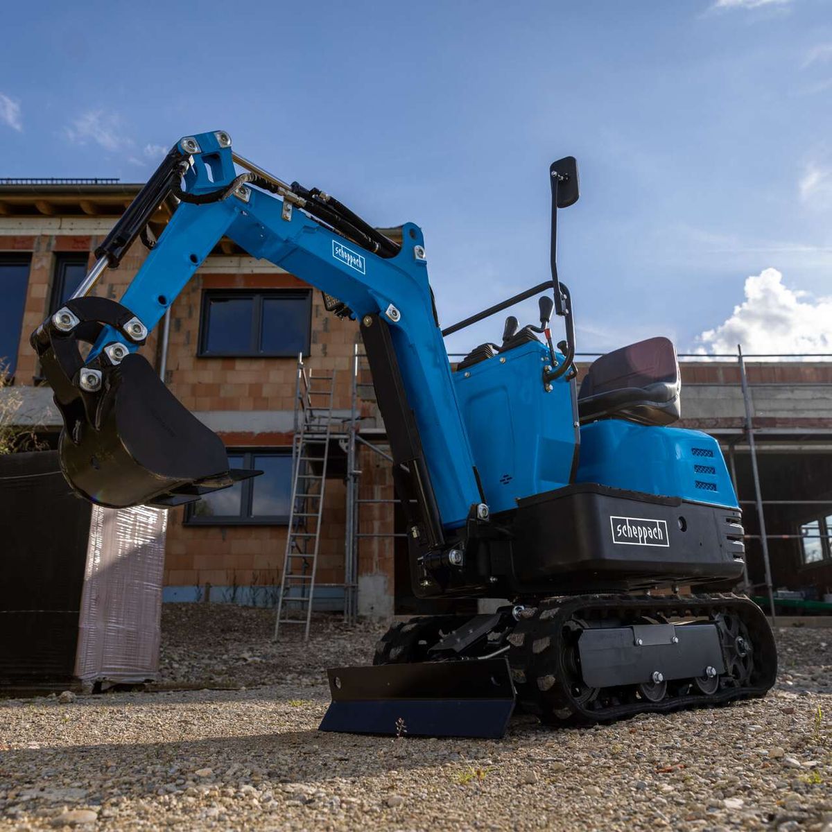 Minibagger EXC815 von Scheppach mit breiter Schaufel und robustem Design. Ideal für DIY-Projekte. 8,5 PS Motorleistung, 2330mm Grabweite, 690mm Spurbreite, 5,6PS 300 kg Belastung.