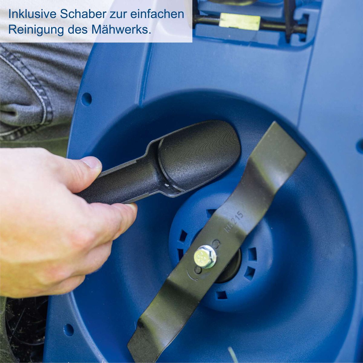 Mulchfunktion und Reinigung der Schneideklinge eines Akku-Rasenmähers mit integriertem Schaber für Rasenpflege