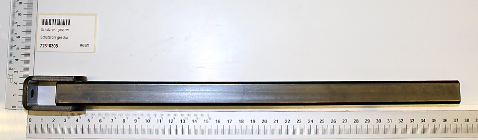 Ein Schutzrohr mit der Bezeichnung 'Schutzrohr geschw.' und der Artikelnummer 72310308. Das Rohr liegt auf einer Messskala und ist von vorne zu sehen.