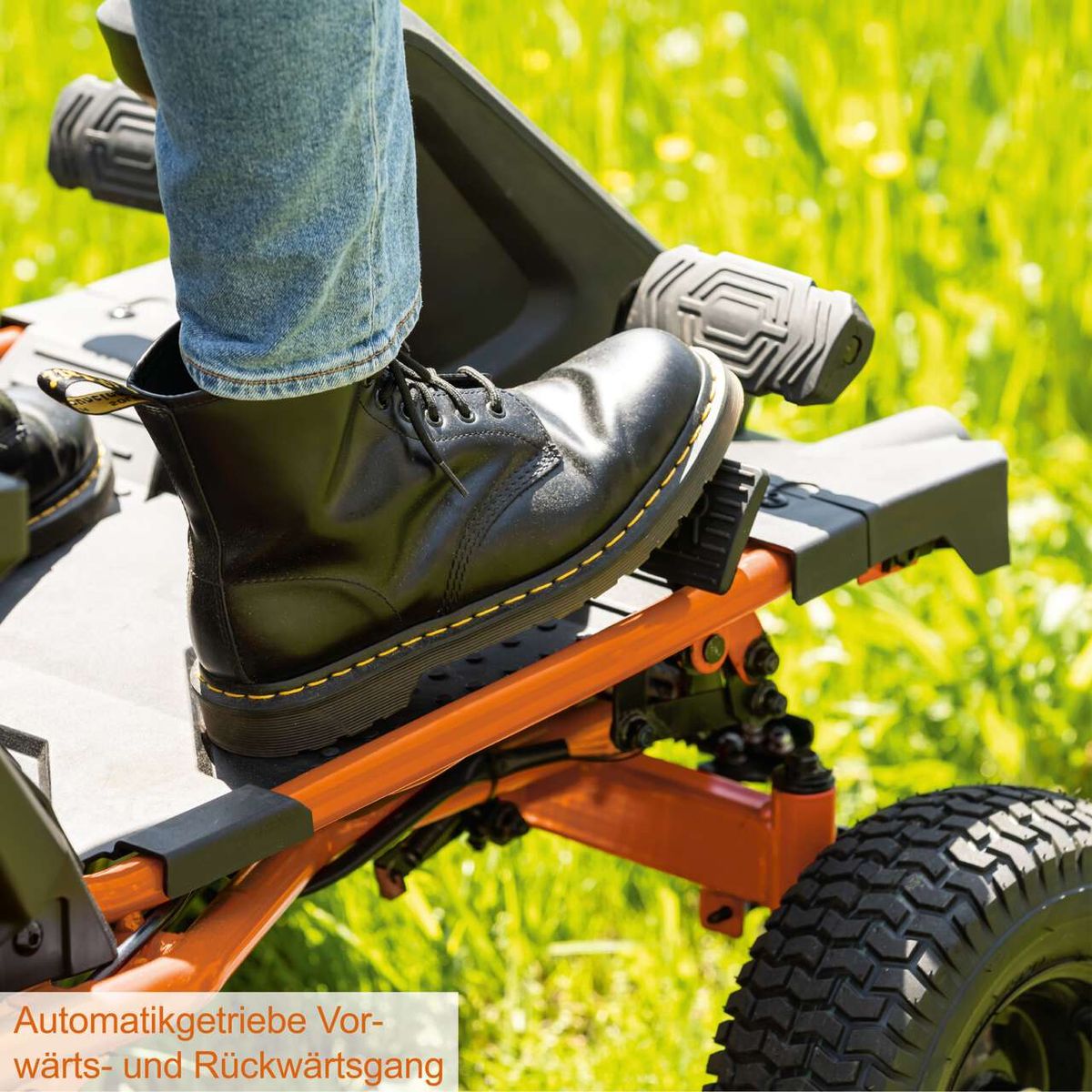 Der Akku-Aufsitzrasenmäher IX-ERT-920E IXES verfügt über einen automatischen Antrieb mit Vorwärts- und Rückwärtsgang.