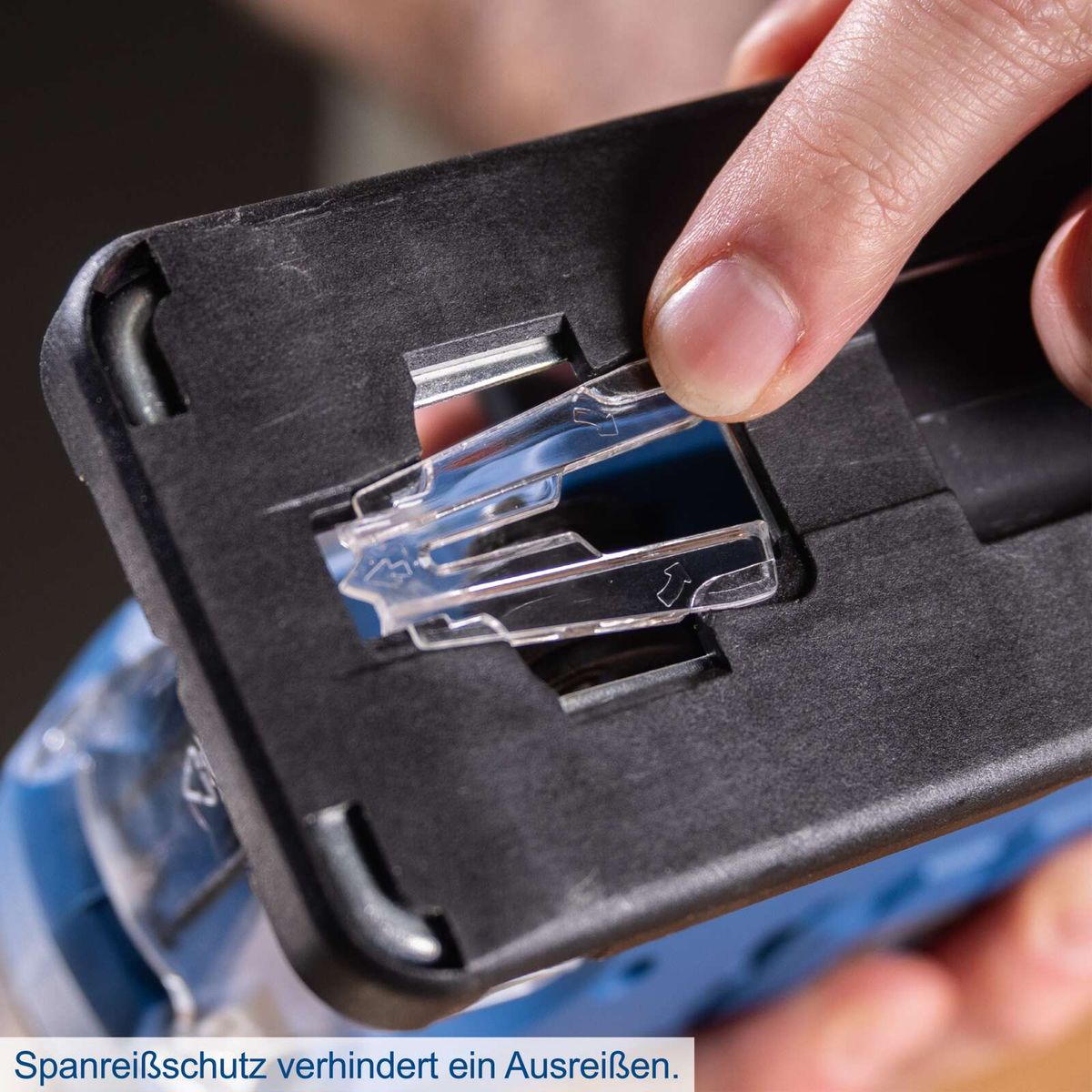 Der Spanreißschutz verhindert ein Ausreißen des Materials beim Sägen. Die Akku-Stichsäge C-JS220-X von Scheppach bietet eine Hublänge von 19 mm und eine Hubzahl von 0-2400 min-1 mit 7 einstellbaren Schnittwinkeln.