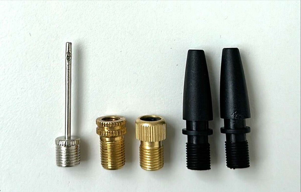 Druckluft-Düsen-Set 5-teilig mit verschiedenen Düsen und einer Stange. Die Düsen sind in zwei Größen und zwei Farben erhältlich. Die Stange hat ein Gewinde an einem Ende.