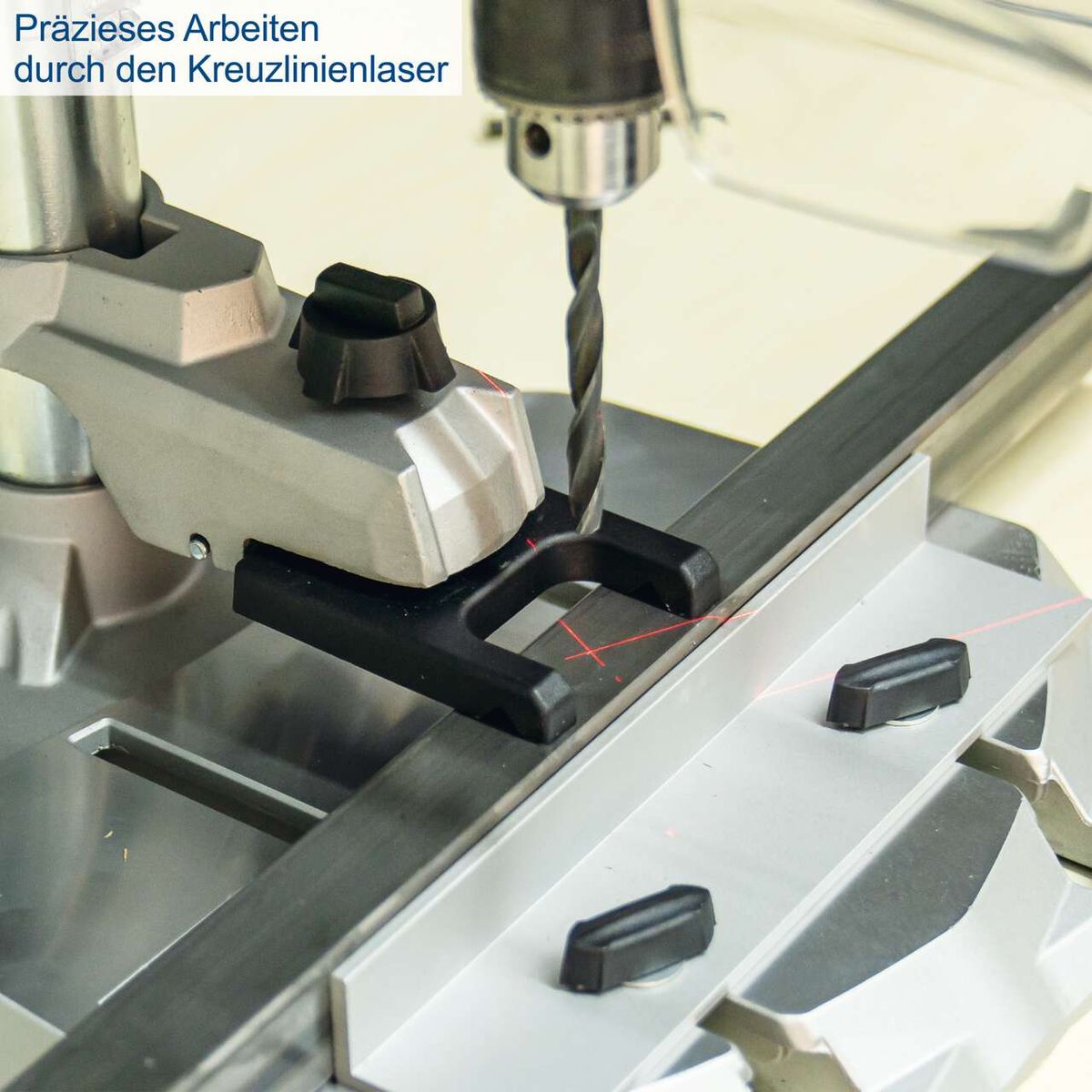 Präzises Arbeiten durch den Kreuzlinienlaser der Tischbohrmaschine DP55 von Scheppach. Der Laser projiziert ein Kreuzlinienmuster auf die Arbeitsfläche, um genaue Bohrlöcher zu gewährleisten.