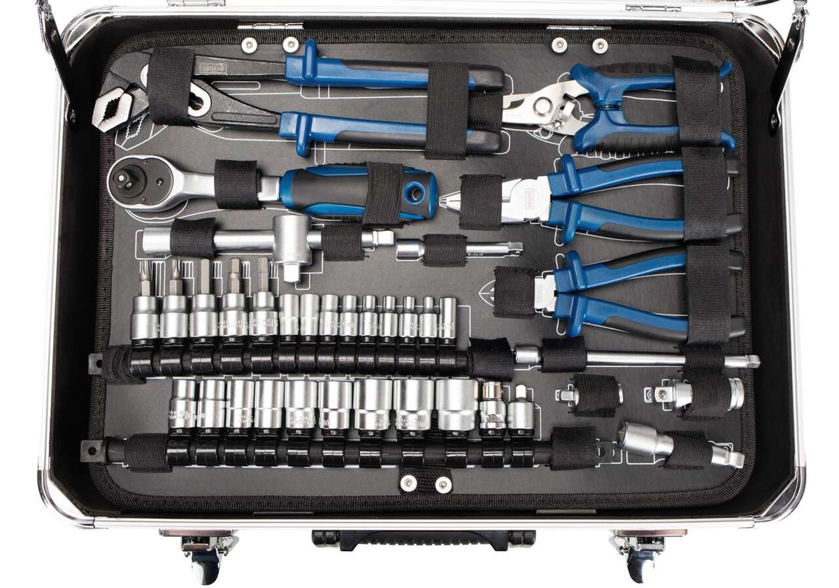 Werkzeugkoffer TB150 von Scheppach, gefüllt mit 101 Werkzeugen. Enthält verschiedene Schraubenschlüssel, Zangen, Nüsse und Steckschlüssel. Alle Werkzeuge sind ordentlich in einem Aluminiumkoffer mit abschließbaren Griffen verstaut.