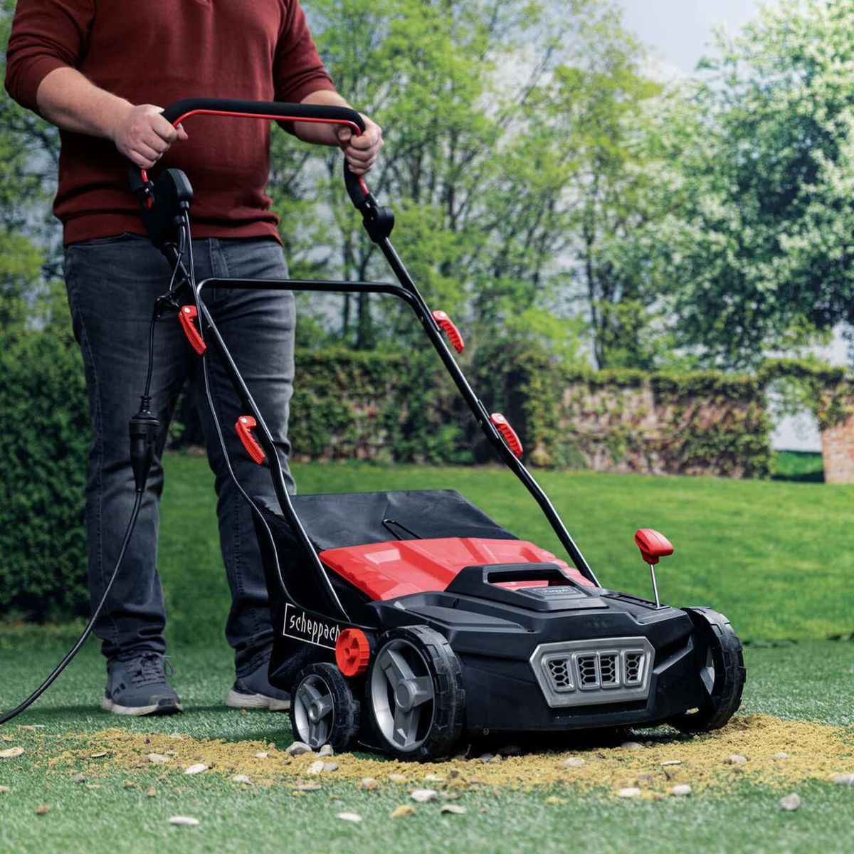 Die Elektro Kehrmaschine ELS1800 von Scheppach hat eine Arbeitsbreite von 36 cm und einen 45 Liter Fangkorb und eine Leistung von 1800 Watt. Sie ist mit einem 230V Stromanschluss ausgestattet.