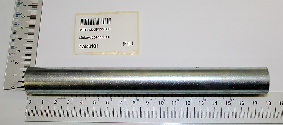 Motorwippenbolzen Rd 18x177 von Scheppach. Der Bolzen liegt auf einem Lineal und ist von der Seite zu sehen.