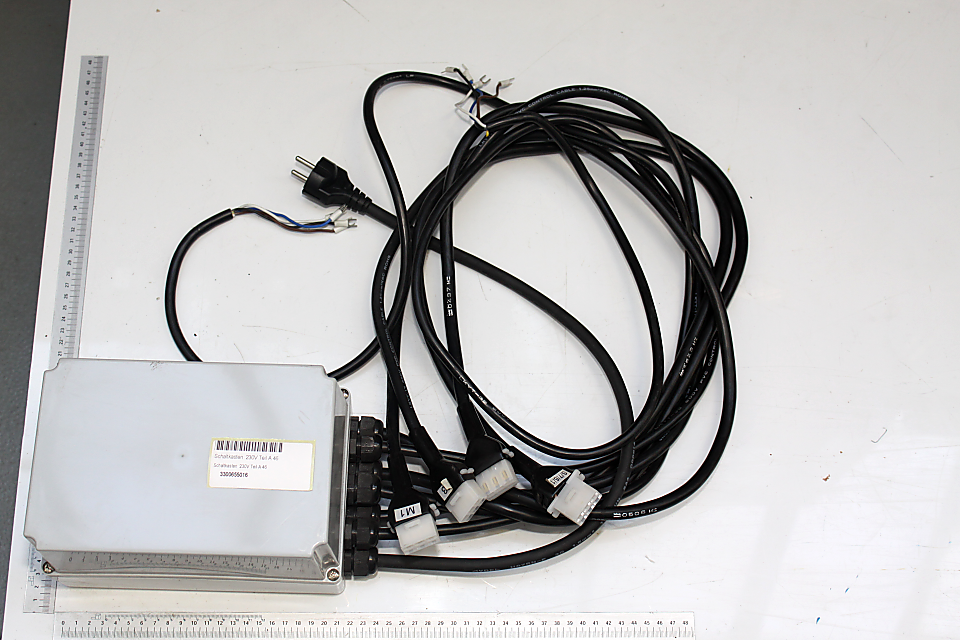 Scheppach-Schaltkasten mit Kabelverbindungen und Steckern für 230V-Anschluss