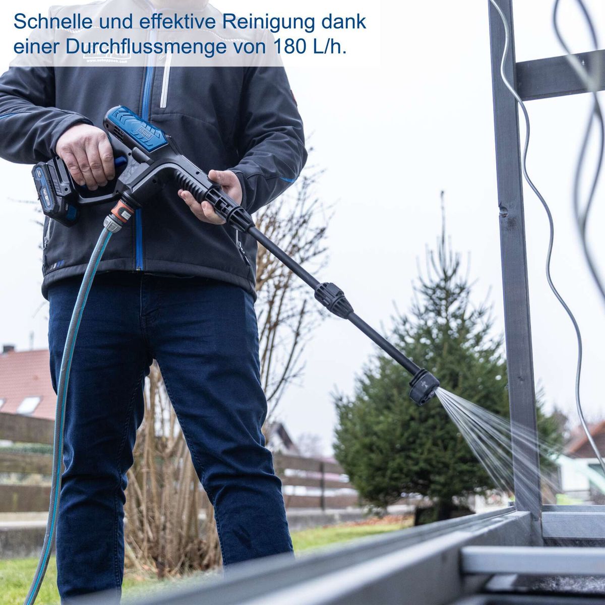 Akku-Hochdruckreiniger mit 180 Liter/h Durchflussmenge beim Reinigen von Außenflächen