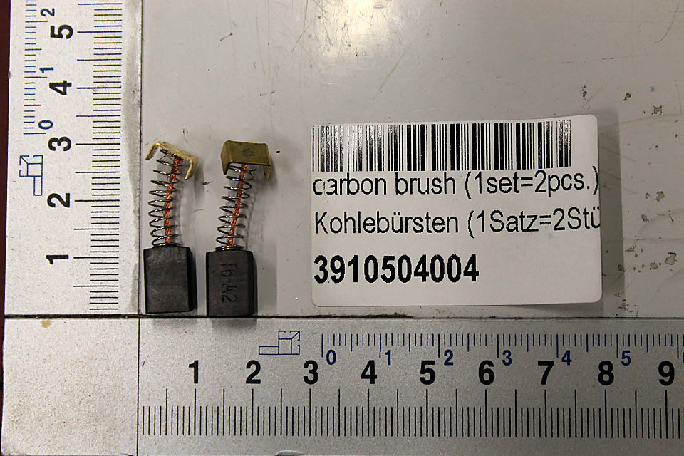 Kohlebürstensatz (1 Satz = 2 Stück) mit Artikelnummer 3910504004. Die Bürsten sind von vorne fotografiert.