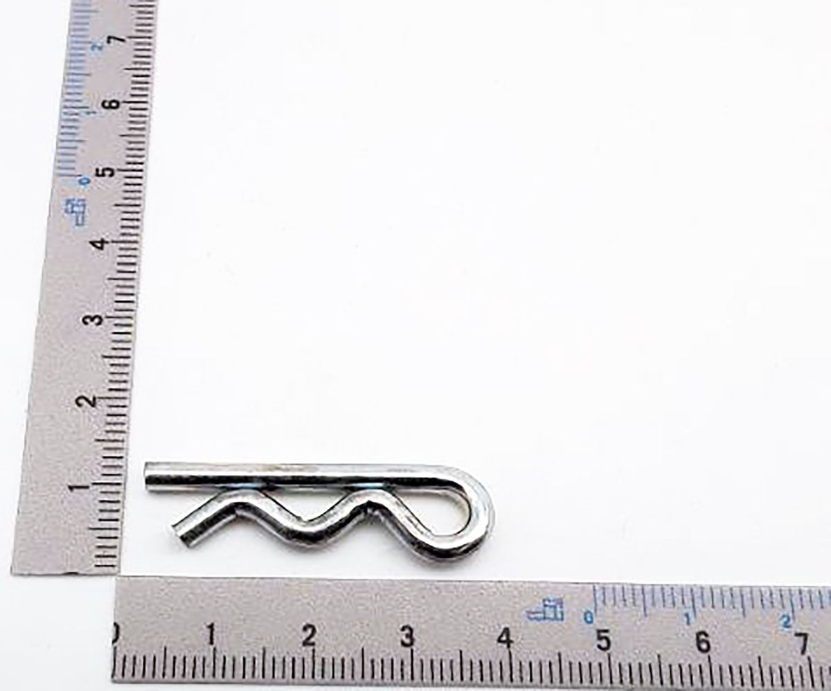 Ein 3mm Federstecker von Scheppach neben einem Lineal zur Größenveranschaulichung. Der Federstecker wird von links gezeigt.