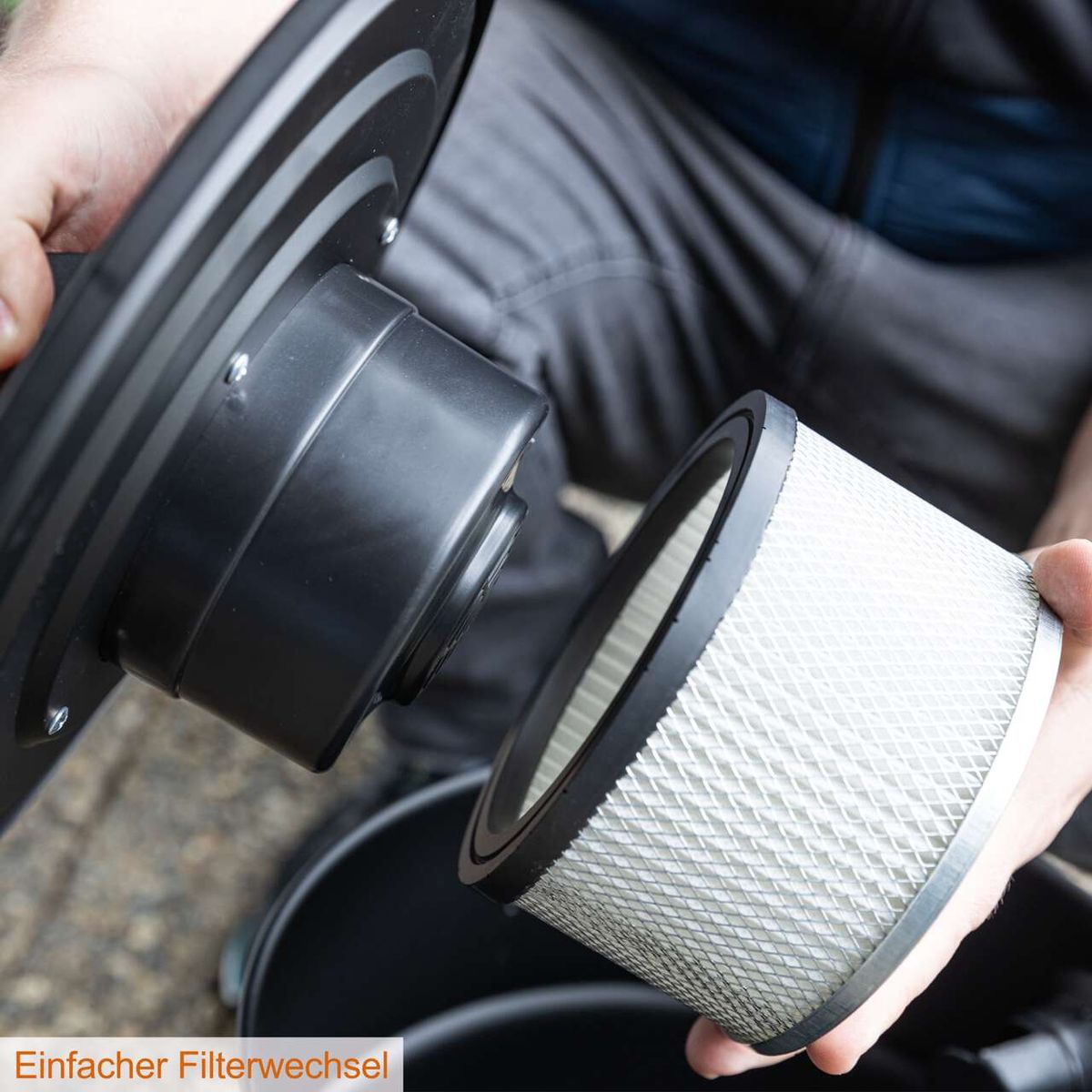 Einfacher Filterwechsel beim Aschesauger IX-AS20 IXES von Scheppach. Der Filter kann schnell und unkompliziert ausgetauscht werden.
