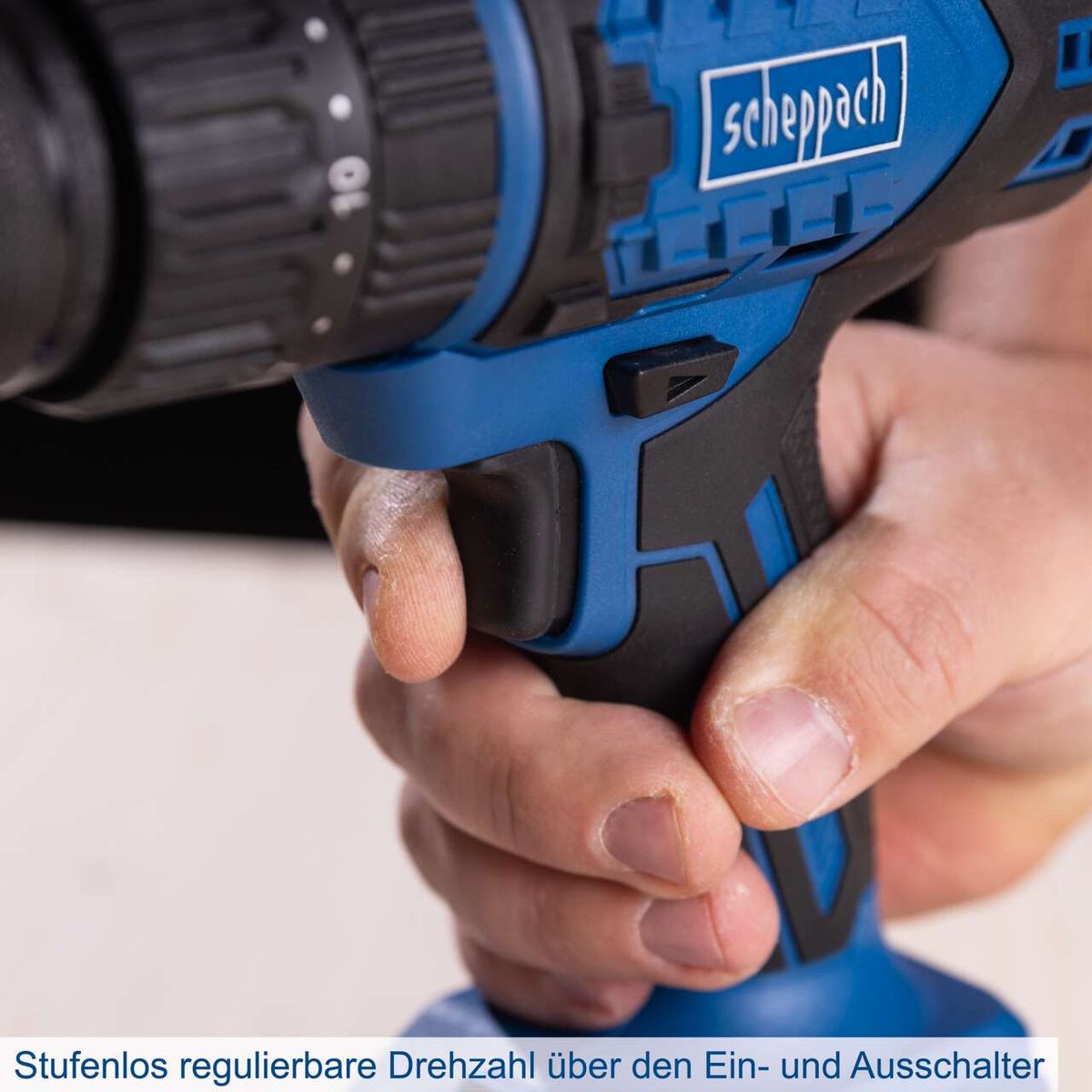 Die Akku-Schlagbohrmaschine BC-CD60-X von Scheppach bietet eine stufenlos regulierbare Drehzahl über den Ein- und Ausschalter.
