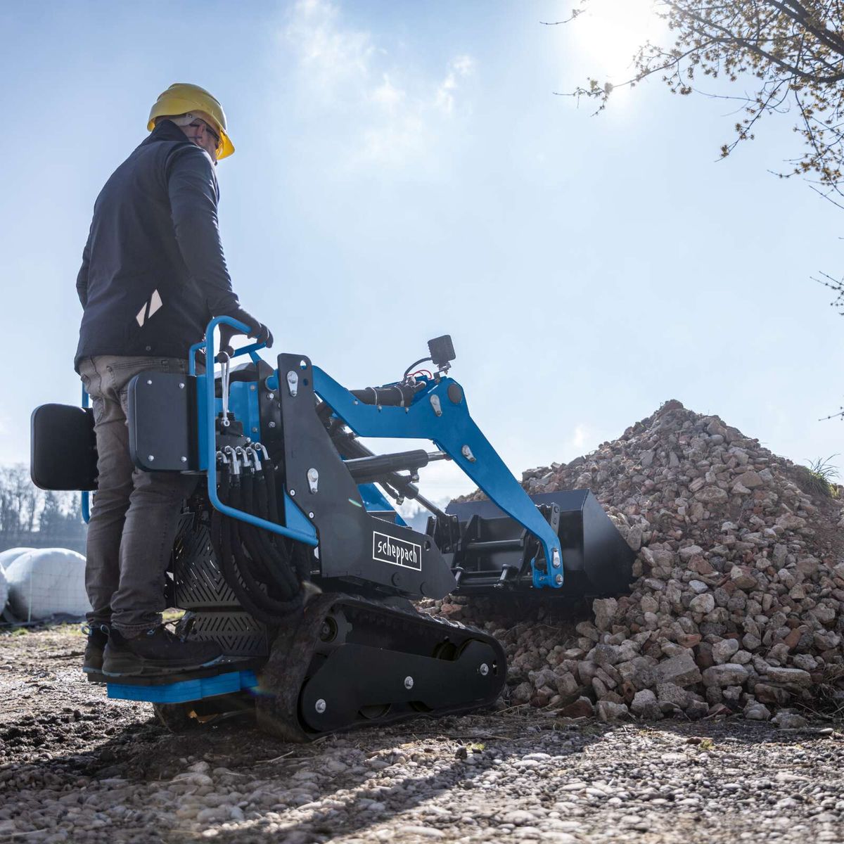 Scheppach Kompaktlader mit Greifschaufel und Holzaufsatz, Einsatz für Holzarbeiten und Transport