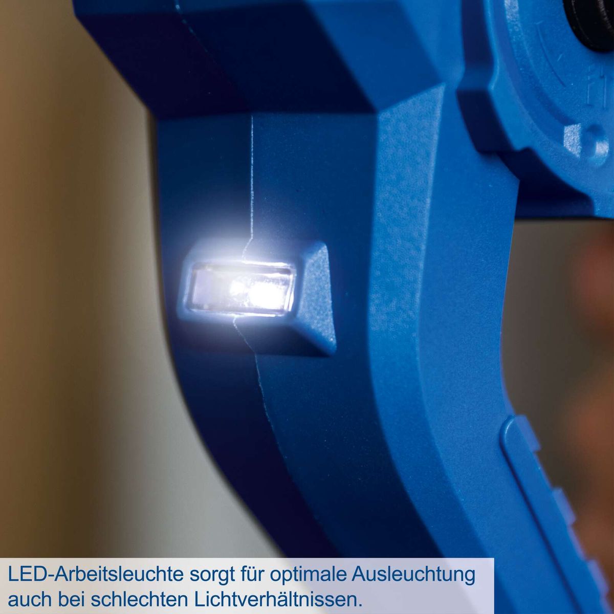 Die LED-Arbeitsleuchte des Akku-Bohrhammers C-RHD130-X Scheppach sorgt für optimale Ausleuchtung auch bei schlechten Lichtverhältnissen.