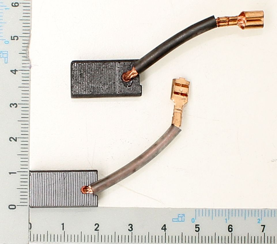 Kohlebürsten-Set mit zwei Stücken, jeweils 6,5 x 11 x 21 mm, neben einem Lineal zur Größenveranschaulichung.