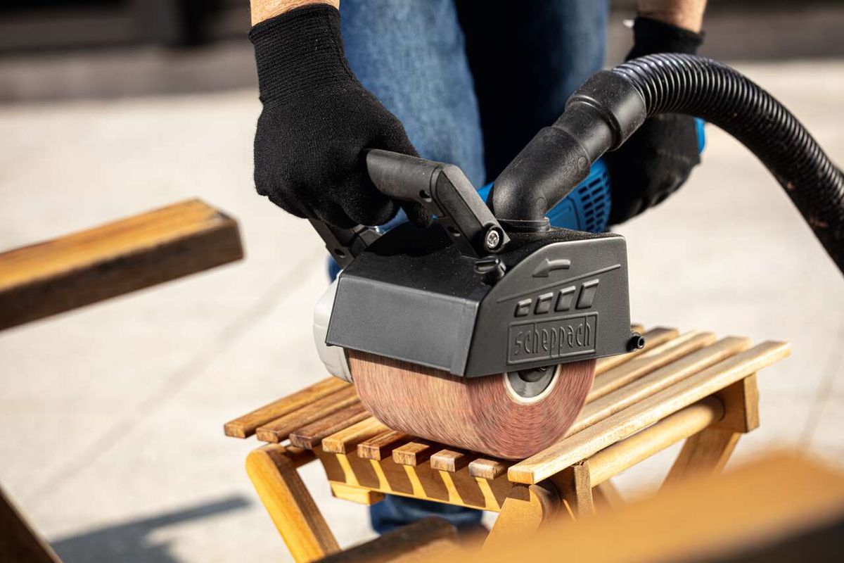 Scheppach-Kunstfaserbürste mit Passfederaufnahme in Gebrauch, auf Holzunterlage montiert