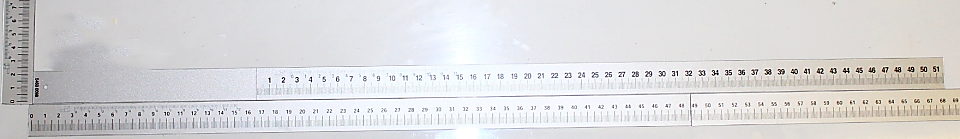Skalenband mit Messungen in Zentimetern und Millimetern. Die Skala reicht von 0 bis 51 cm. Das Band ist auf einem klaren Hintergrund von links nach rechts ausgerichtet.