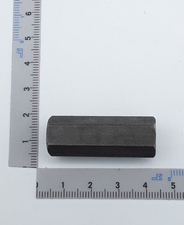 Distanzmutter lang SW 13X38 von Scheppach. Die Distanzmutter wird von der Seite gezeigt.