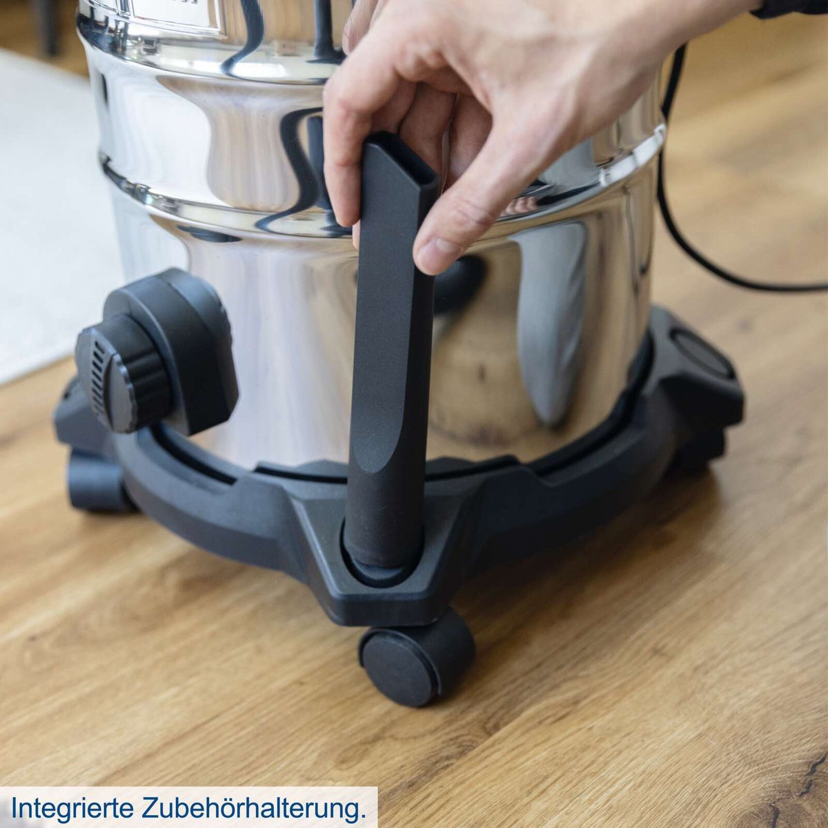 Der Elektro-Nassistent VC30V2 von Scheppach verfügt über eine integrierte Zubehörhalterung für einfache Handhabung und Organisation der Zubehörteile.