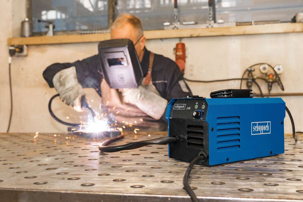 Werkzeug mit Scheppach-Markenlogo, typischerweise für Schweißgeräte, in einer Werkstatt oder Produktionsumgebung