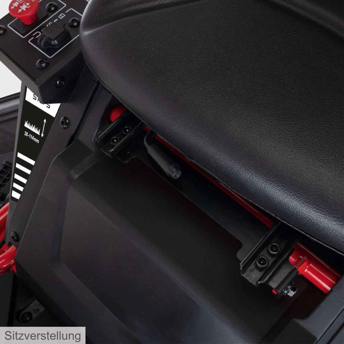 Der Akku-Aufsitzrasenmäher MR920-E von Scheppach bietet eine Sitzverstellung für eine individuelle Anpassung. Die Sitzhöhe kann zwischen 38 und 114 mm eingestellt werden, um optimalen Komfort zu gewährleisten.