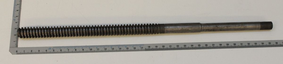 Scheppach Gewindespindel mit Gewindeabschnitt, maßstabsgerecht auf Messskala abgebildet