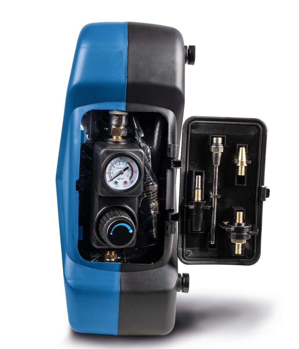 Scheppach Kompressor Aircase mit Druckmesser, Regler und Zubehörfach. Gezeigt von der Seite.