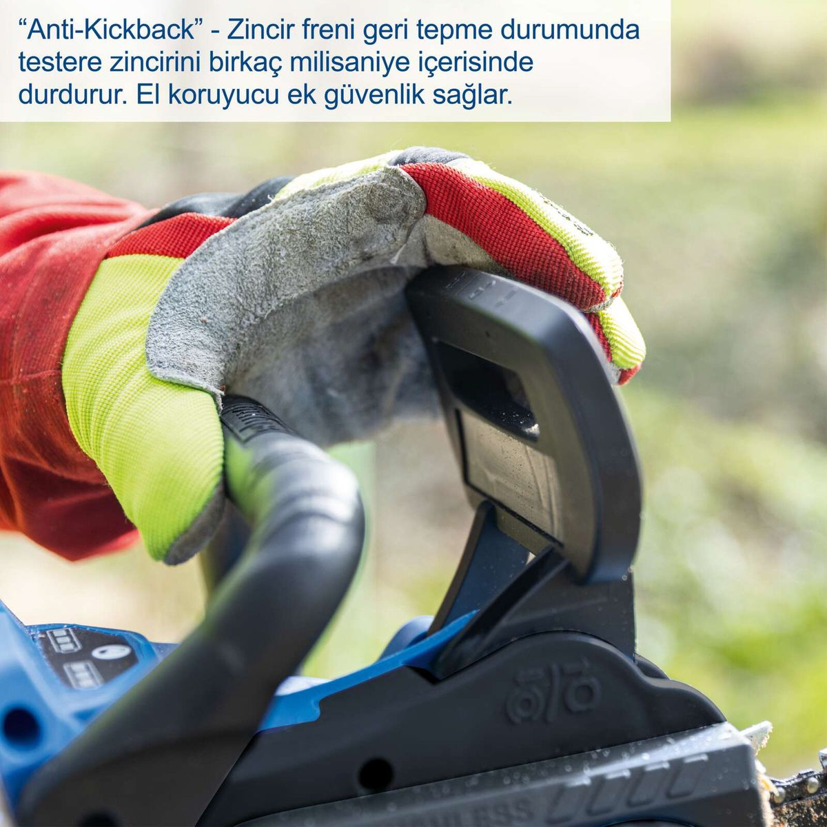 Die Akku-Kettensäge BC-CS355Duo-X von Scheppach verfügt über eine Anti-Kickback-Funktion, die die Sägekette bei Rückschlag stoppt. Sie bietet zusätzliche Sicherheit durch einen Handschutz.