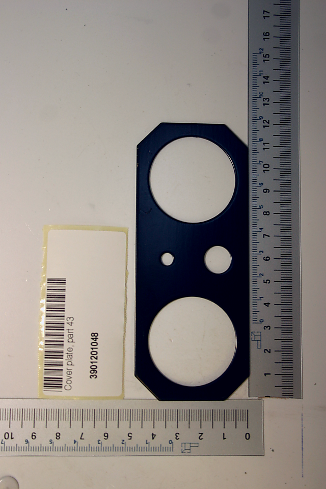 Abdeckblech mit drei kreisförmigen Öffnungen für Messgeräte oder Sensoren