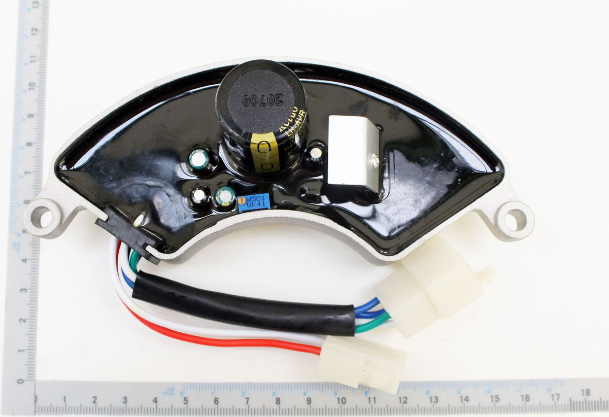 Spannungsregler Lihua 470µF/400V mit Kabeln und Steckern. Der Spannungsregler ist von oben fotografiert worden.