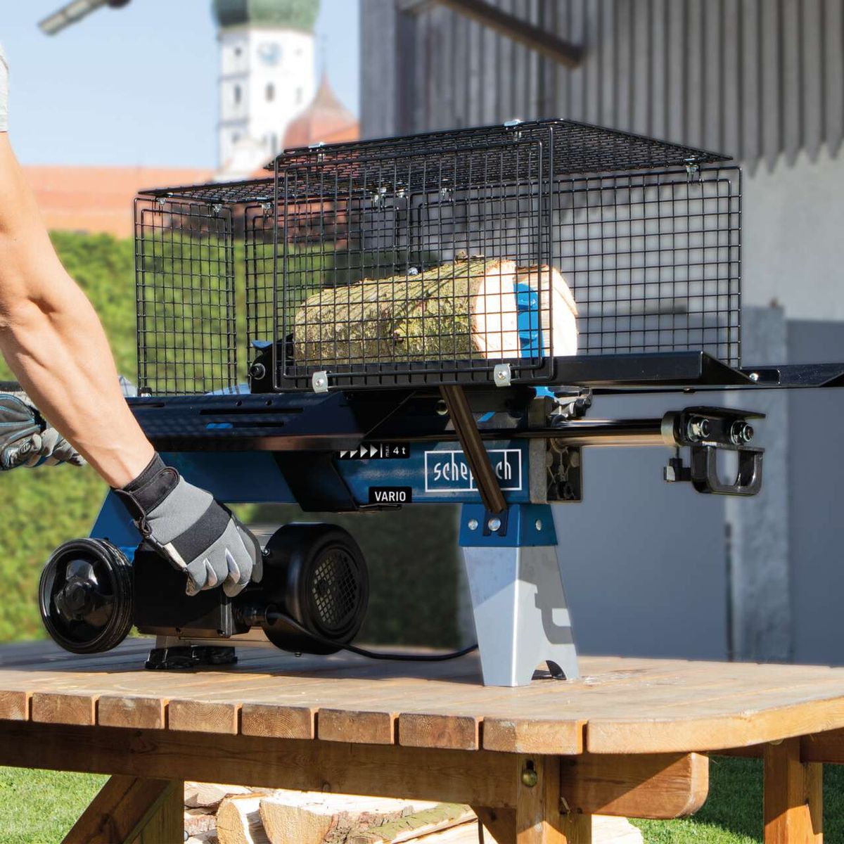 Der Scheppach Holzspalter HL460 mit 4t Spaltkraft, 1500W Leistung und einer maximalen Holzlänge von 370mm sowie einem Durchmesser von 250mm. Der Spalter verfügt über einen robusten Aufbau und ist für den Heimwerkerbedarf geeignet.