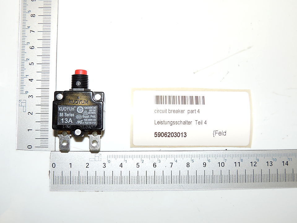 Ein Kuoyuh 88-Serie 13A-Leistungsschalter mit der Artikelnummer 5906203013. Der Schalter ist neben einem Lineal mit Zentimeter- und Millimeterskala platziert.