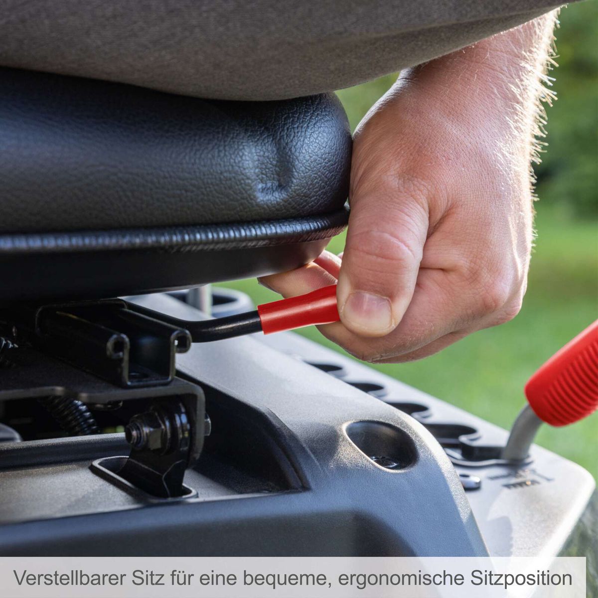 Verstellbarer Sitz für eine bequeme, ergonomische Sitzposition. Der Sitz lässt sich anpassen, um optimalen Komfort und Unterstützung zu bieten.