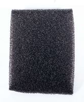 Ein Stück schwarzes Drahtgeflecht, möglicherweise ein Filter oder Sieb.