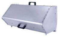 Metallkoffer mit zwei Griffen und vier Rollen, ideal für den Transport von Werkzeugen und Zubehör.