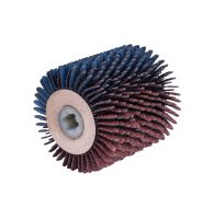Scheppach Schleifstreifenbürste (DIY) von vorne gezeigt. Bürste mit abwechselnden blauen und braunen Streifen, zentraler weißer Kunststoffring mit Loch.