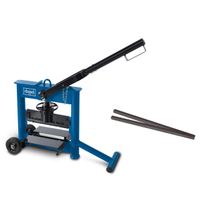 Der Steinknacker HSC130 von Scheppach verfügt über einen robusten Rahmen und eine effektive Hebelmechanik für effizientes Spalten von Steinen. Inklusive zweier Keile für verschiedene Anwendungen. Gezeigt von der Seite.