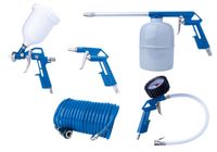 Zubehör-Set Kompressor 5-teilig Scheppach. Gezeigt von der Seite. Enthält verschiedene Düsen und einen Druckmesser.