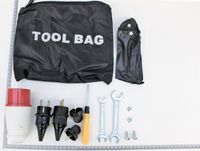 Werkzeugtasche mit integriertem Innenbeutel und enthaltenen Werkzeugen wie Schraubenschlüssel, Schraubendreher, Muttern und Bolzen