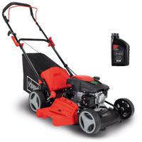 Der Benzin-Rasenmäher MP150-46 von Scheppach mit 46 cm Schnittbreite und 150 cm³ Motor. Inklusive 10W30 Öl für optimale Schmierung. Gezeigt von der Seite.