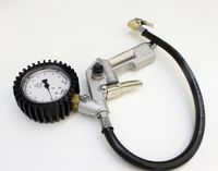Reifenfüllpistole mit Druckmanometer von Scheppach, Ansicht von oben.