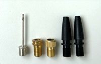 Druckluft-Düsen-Set 5-teilig mit verschiedenen Düsen und einer Stange. Die Düsen sind in zwei Größen und zwei Farben erhältlich. Die Stange hat ein Gewinde an einem Ende.