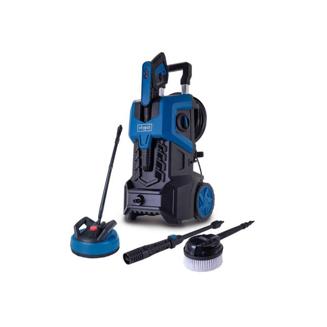 Scheppach-Hochdruckreiniger mit verschiedenen Aufsätzen und Zubehörteilen. Der Reiniger ist auf einem weißen Hintergrund abgebildet.
