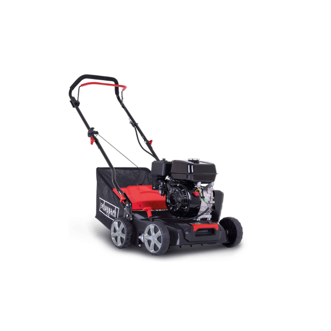 Scheppach Vertikutierer mit schwarzem Griff und rotem Motor, bereit für den Einsatz im Garten.