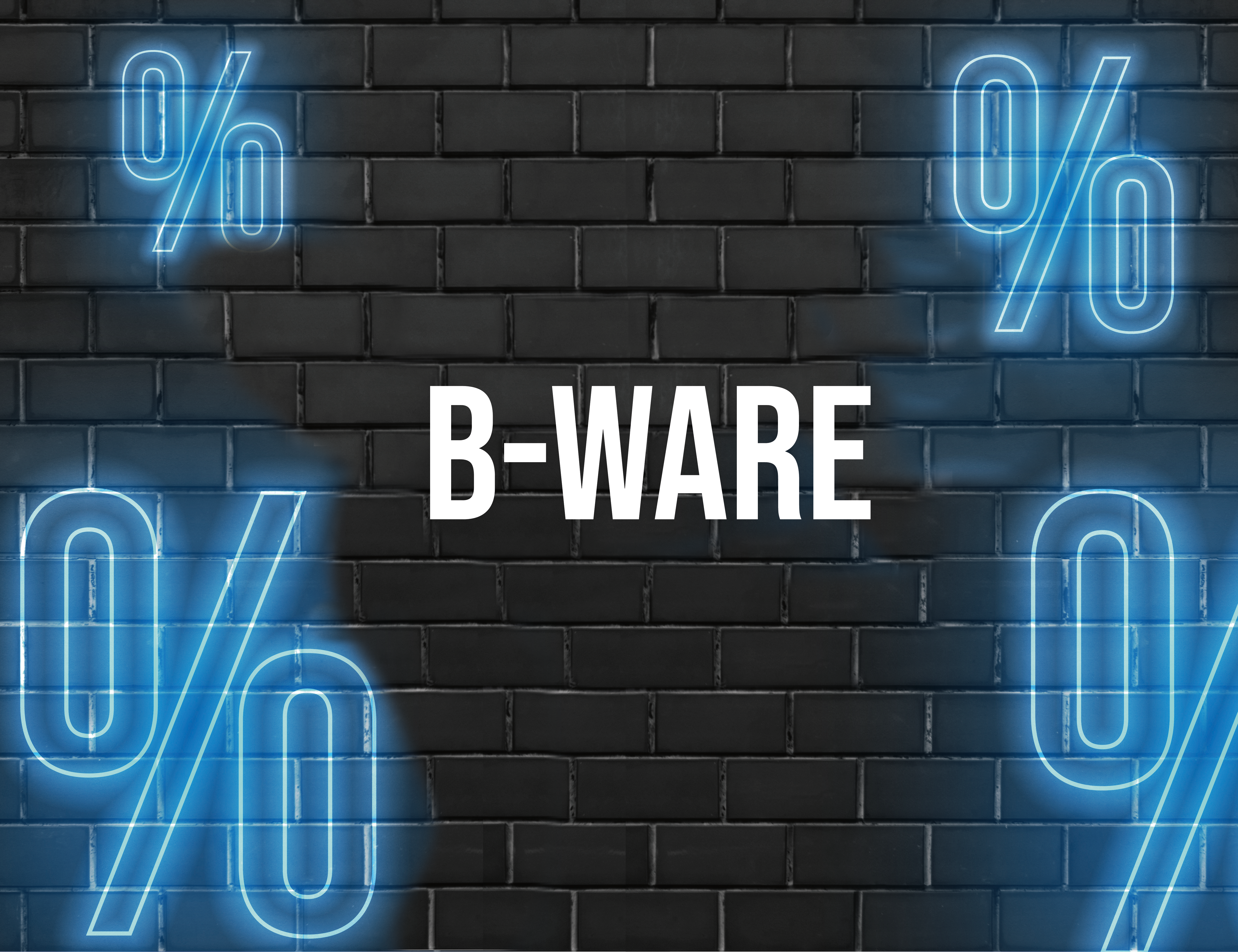 Banner für B-Ware auf einer schwarzen Backsteinwand mit blauen Prozentzeichen.