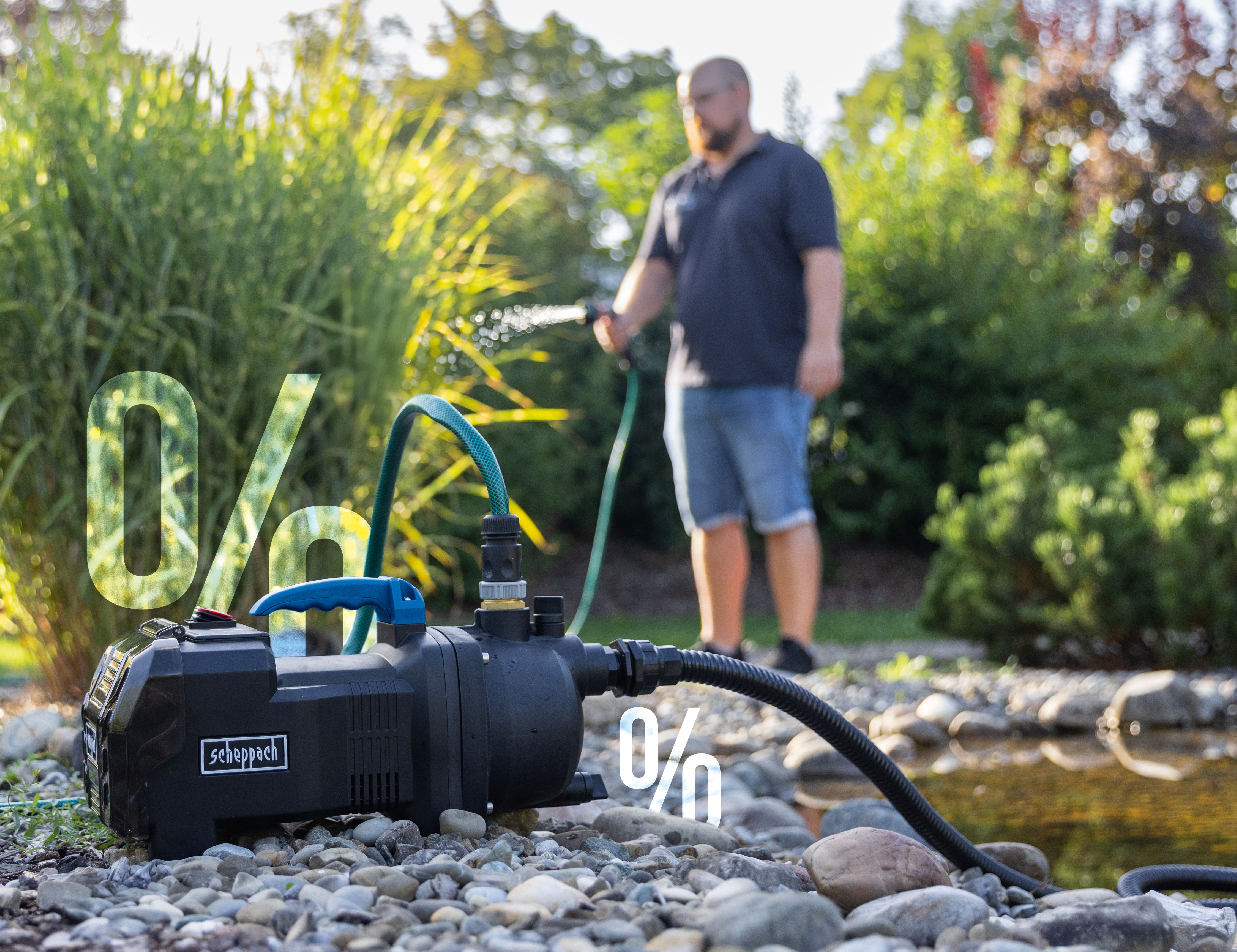 Scheppach-Wasserpumpe mit Schläuchen und Person beim Einsatz im Freien